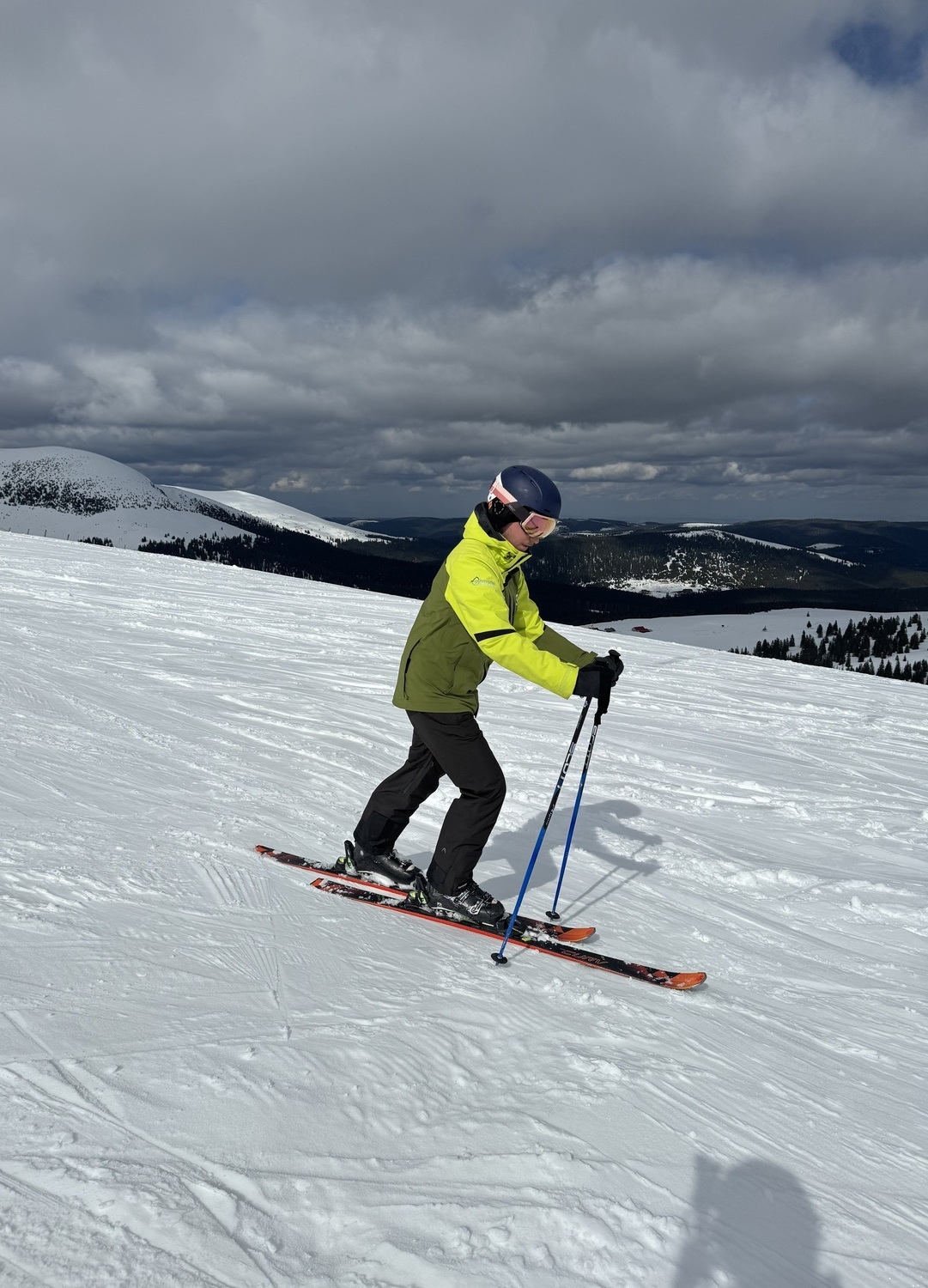 Instructor de ski Păltiniș demonstrând tehnici de ski pentru copii
