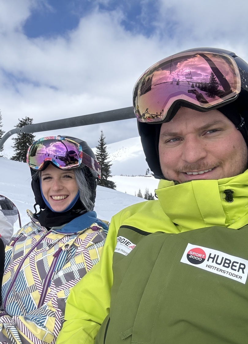 Instructor de snowboard Păltiniș învățând copii în grup pe pârtie