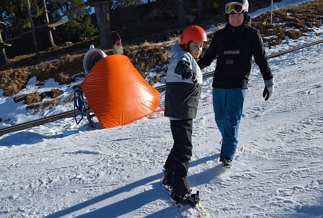 Instructor de snowboard Păltiniș ghidând copii în lecții de snowboard