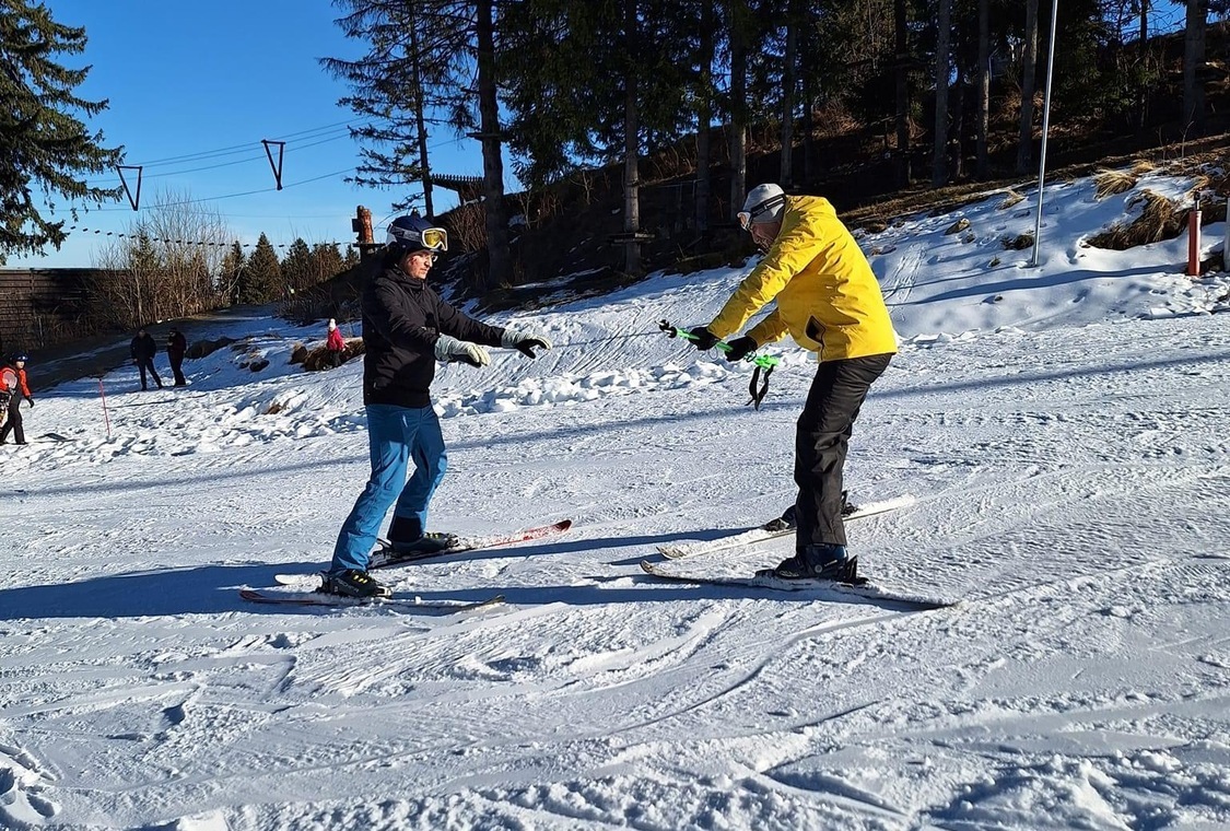 Instructor de ski Păltiniș învățând copii tehnici de bază pe pârtie