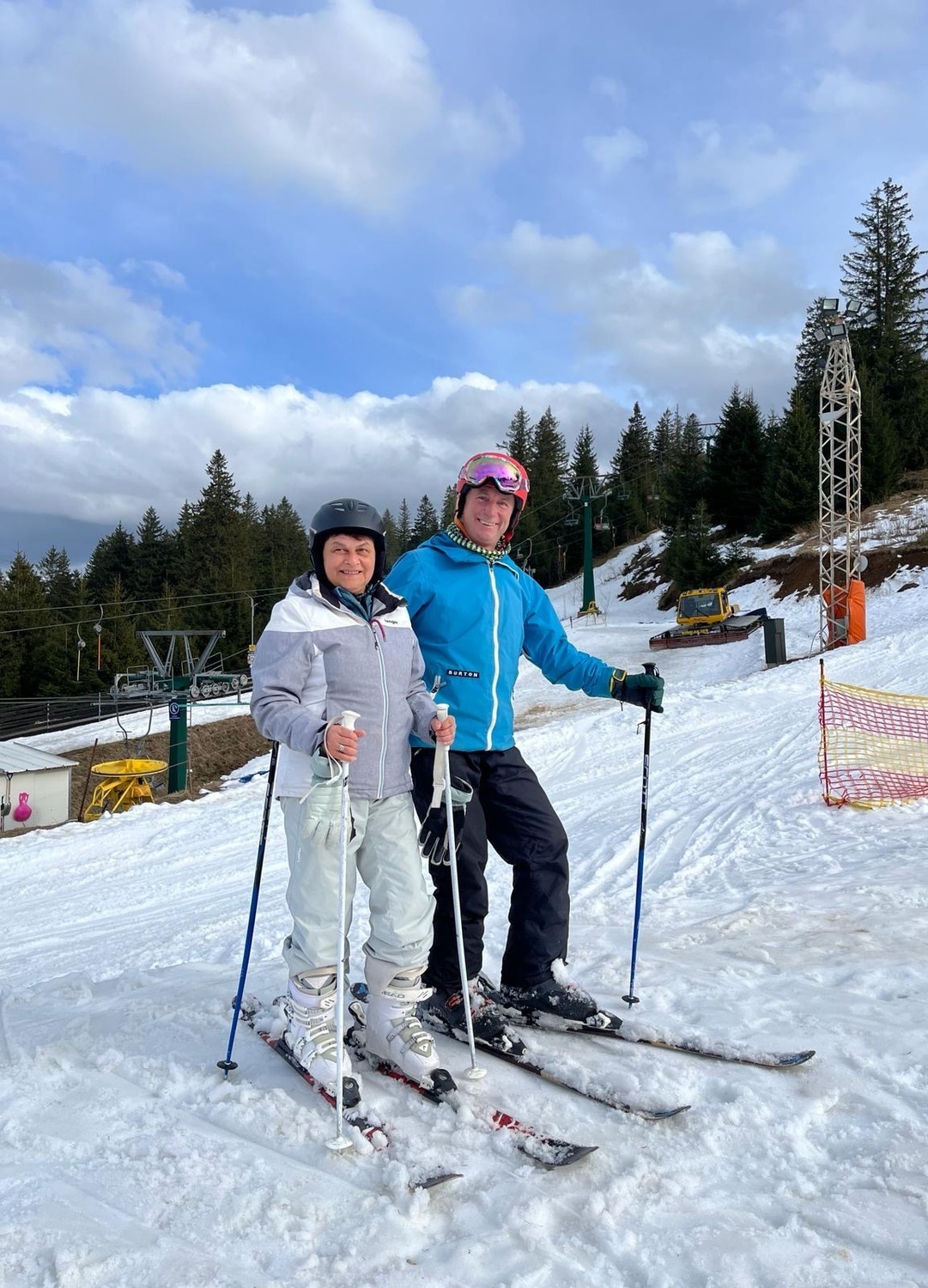 Instructor de ski Păltiniș supraveghind copii în prima lor lecție de ski
